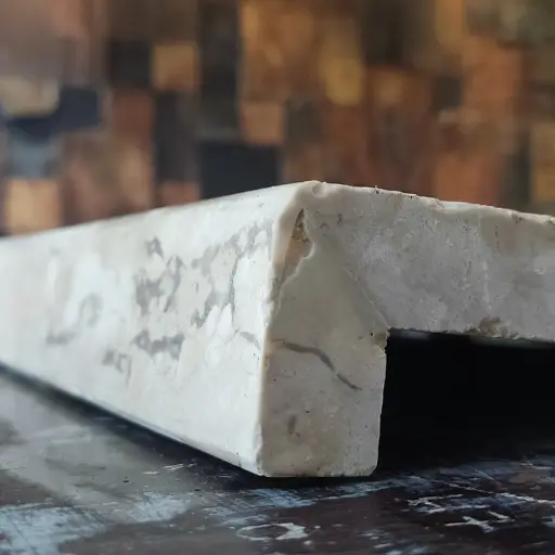 borda de piscina em travertino