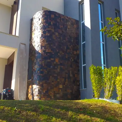 MOSAICO PEDRA FERRO INSTALADO EM FACHADA