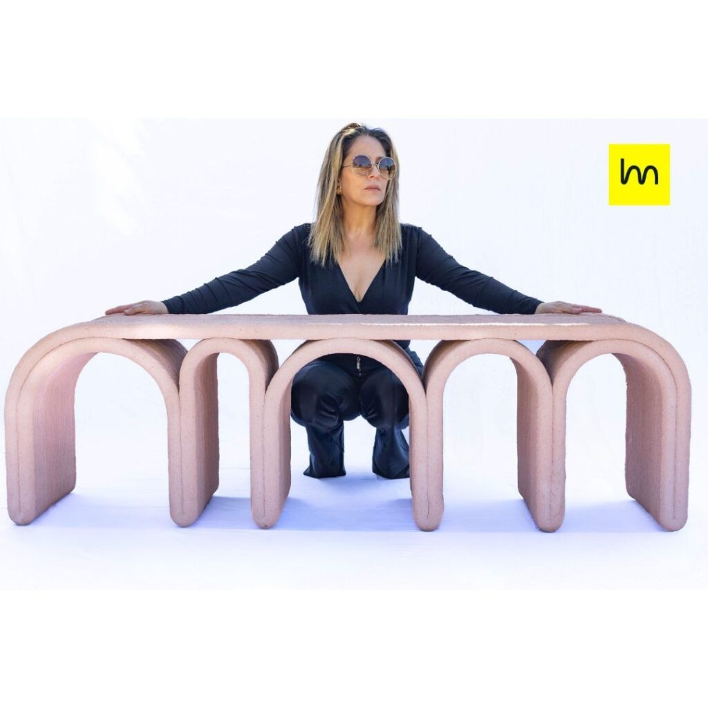 banco para área externa com uma mulher sentada para demonstrar a dimensão do material