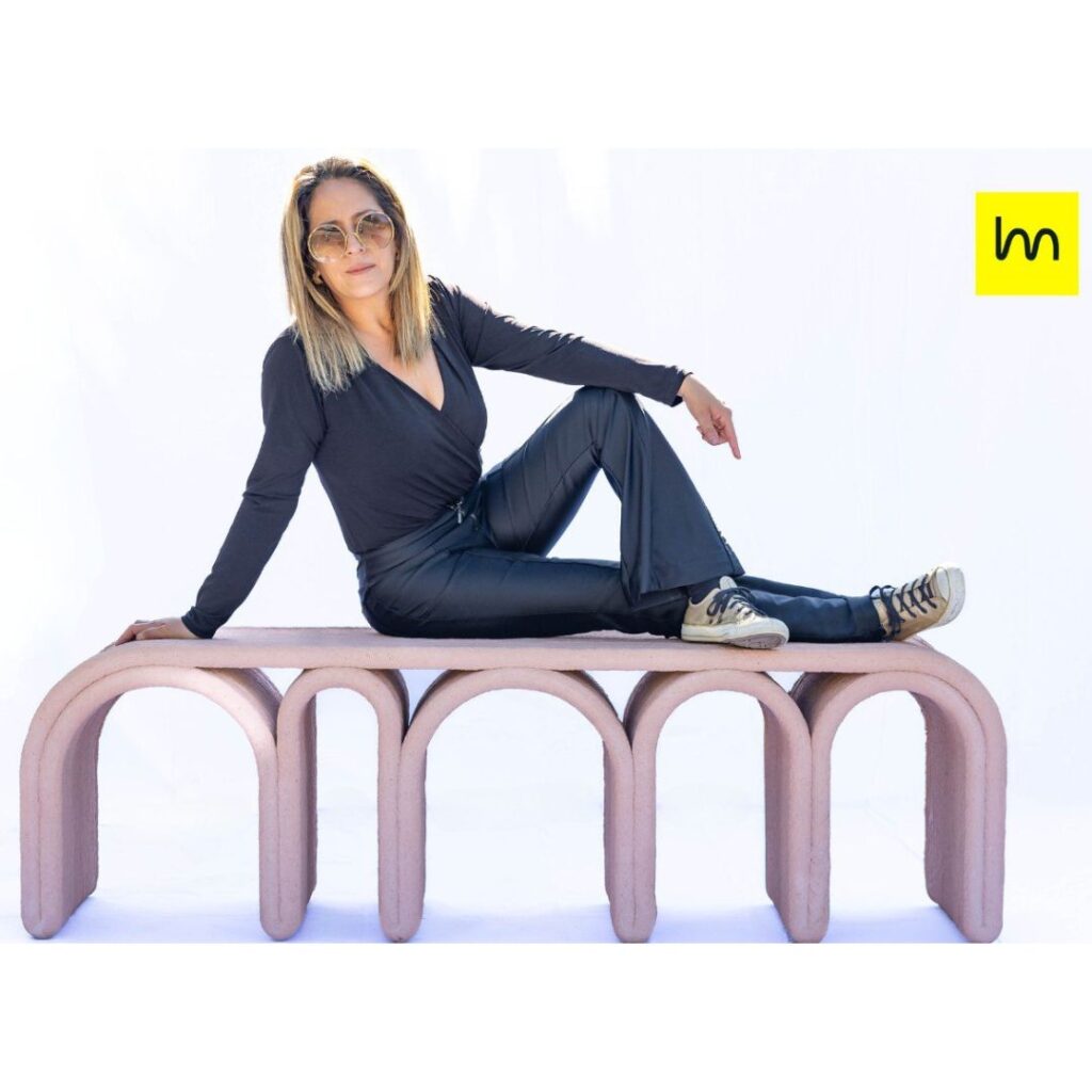 banco para área externa com uma mulher sentada para demonstrar a dimensão do material